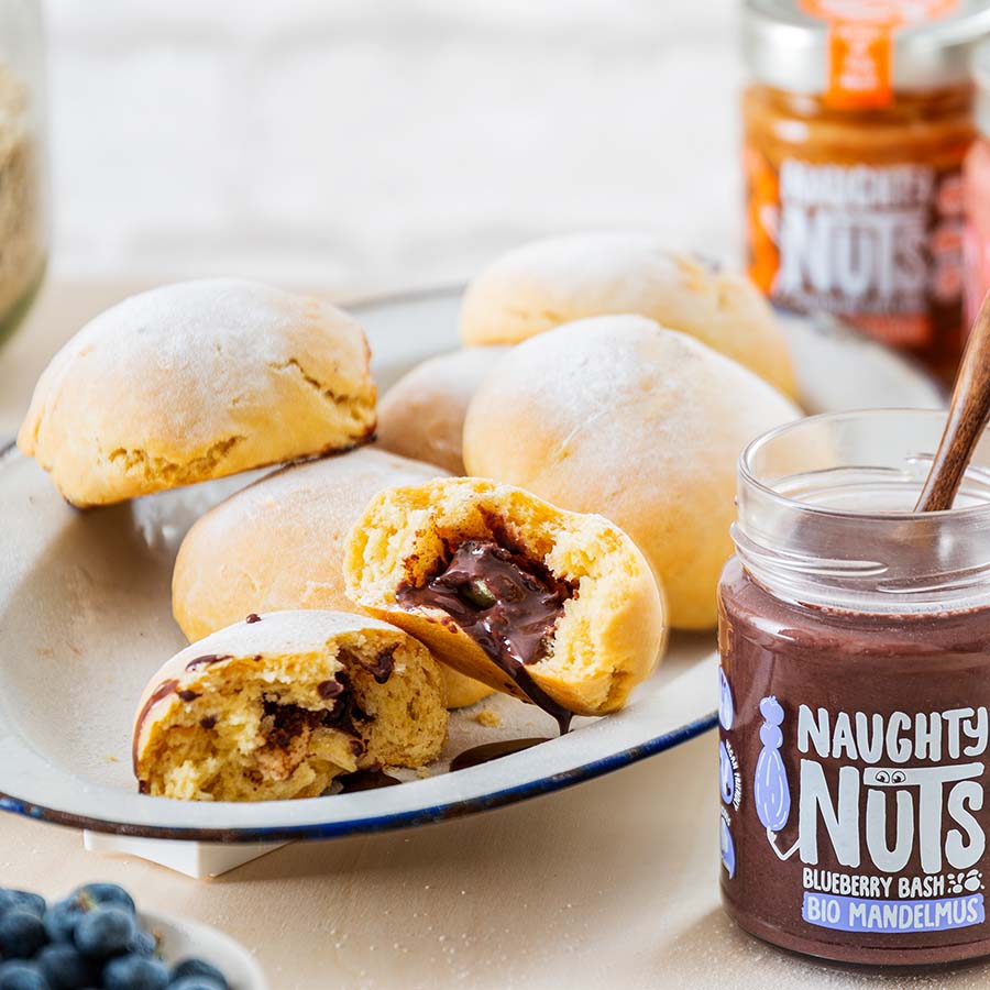 Gebackene vegane Berliner mit naughty Nuts Bio Mandelmus Blueberry Bash