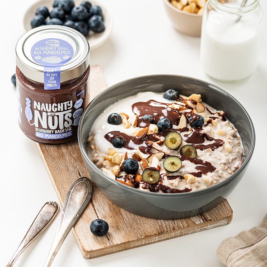 Veganes Bircher Müsli mit Naughty Nuts BIO Mandelmus Blueberry Bash