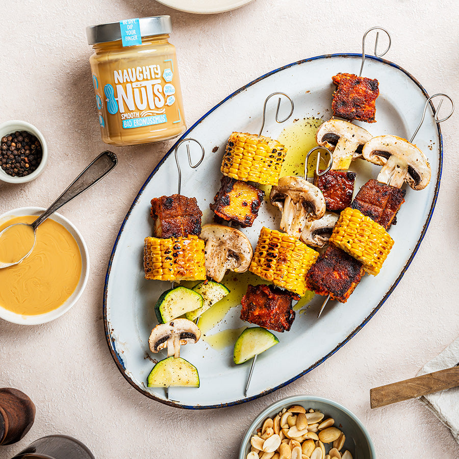 Vegane BBQ Tofu-Gemüsespieße mit Naughty Nuts BIO Erdnussmus Smooth