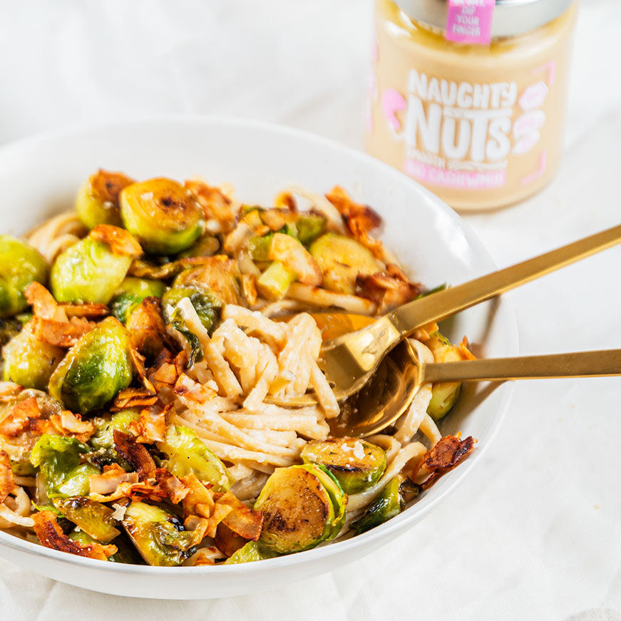 Vegane Linguine Alfredo mit Rosenkohl und Kokos Speck