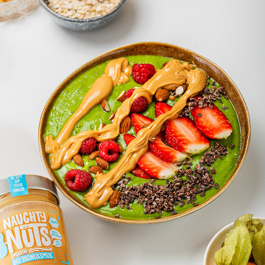 Vegane Green Smoothie Bowl mit Naughty Nuts BIO Erdnussmus Smooth