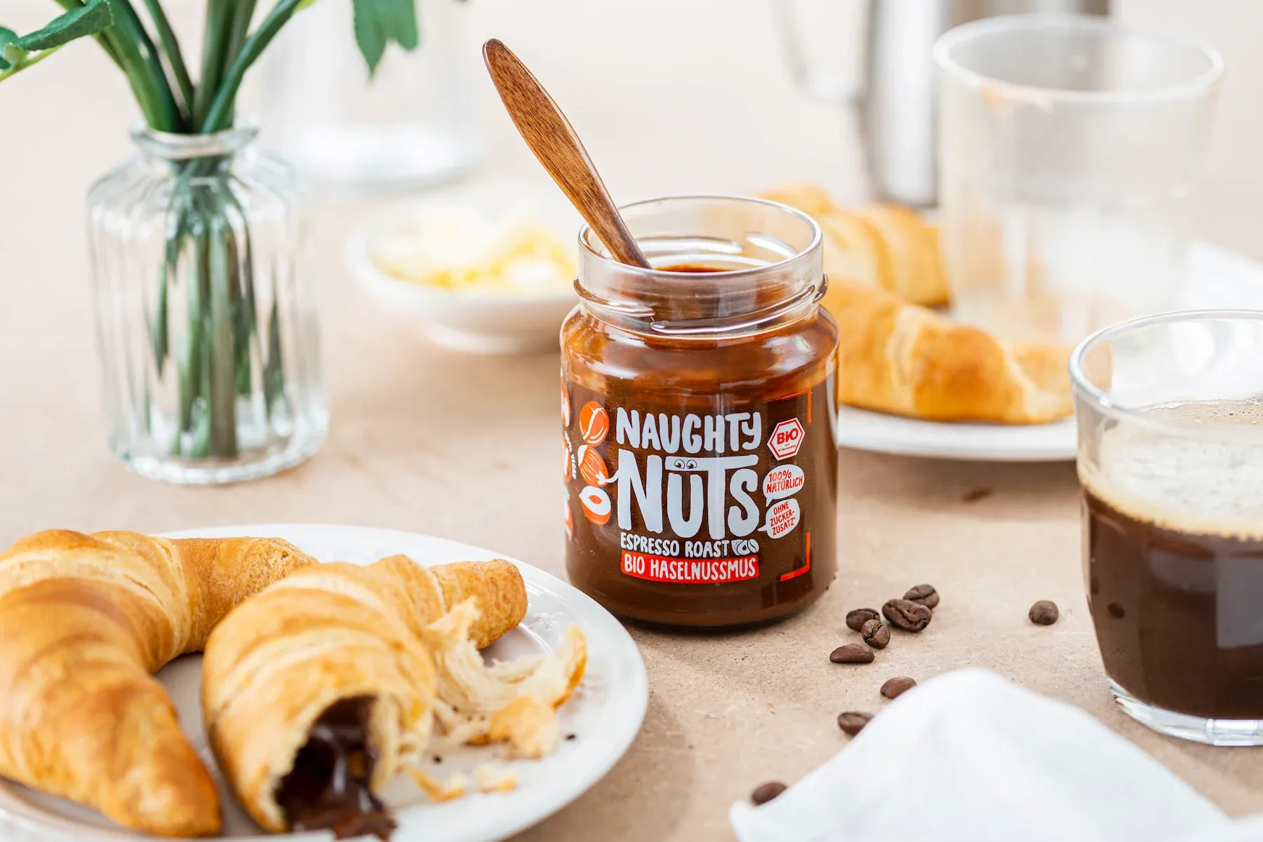 Naughty Nuts Espresso Roast Bio Haselnussmus mit Croissants und Kaffee
